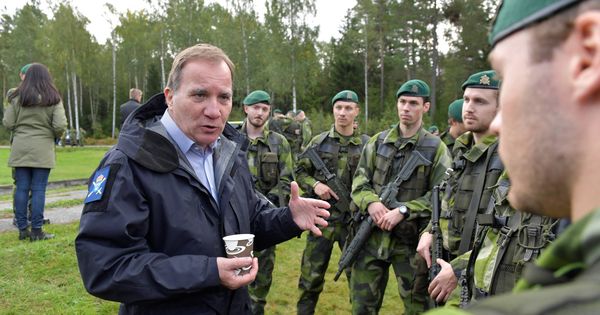 Foto: El primer ministro sueco, Stefan Lofven, saluda a soldados durante unas maniobras en las afueras de Estocolmo. (Reuters) 