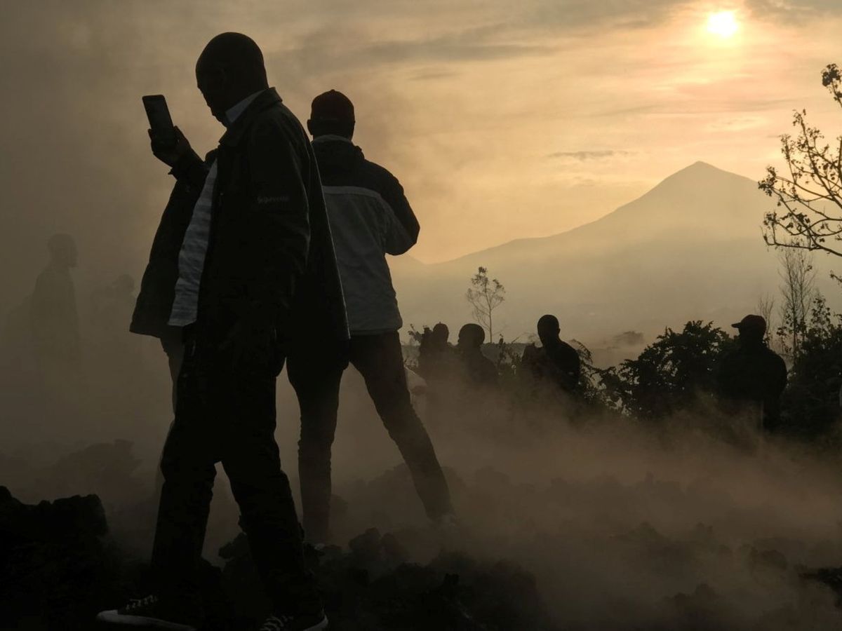 Foto: Al fondo, el volcán Nyiragongo. (Reuters)