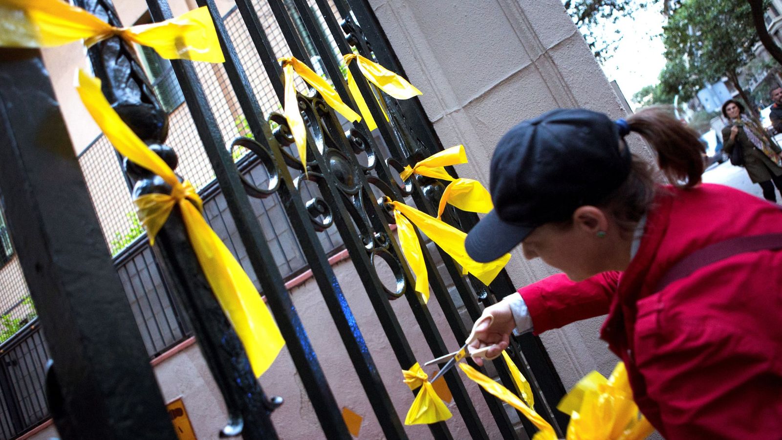 Foto: Los lazos amarillos, el motivo de la agresión en el Parque de la CIutadella. (EFE)