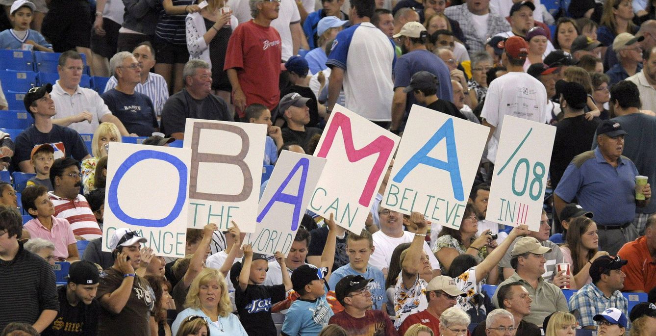 Un grupo de aficionados muestra carteles en favor de Obama en 2008. (EFE)