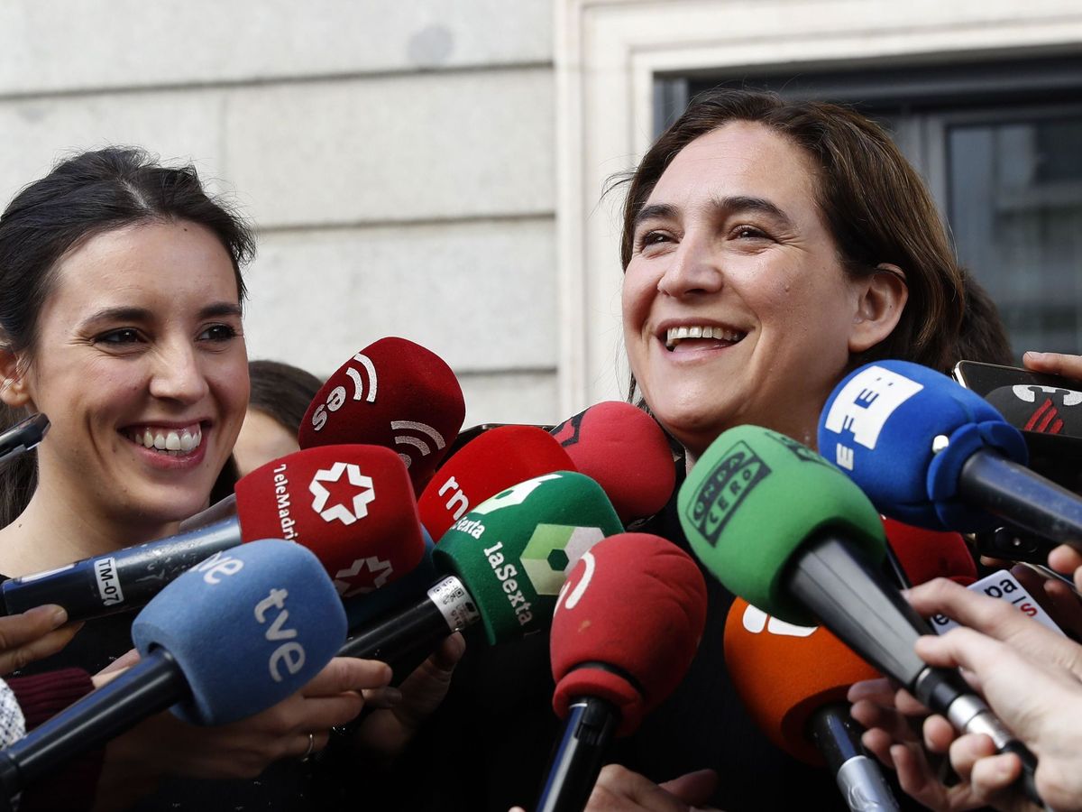 Foto: Irene Montero, portavoz del Grupo Parlamentario Unidas Podemos, y la alcaldesa de Barcelona, Ada Colau. (EFE)