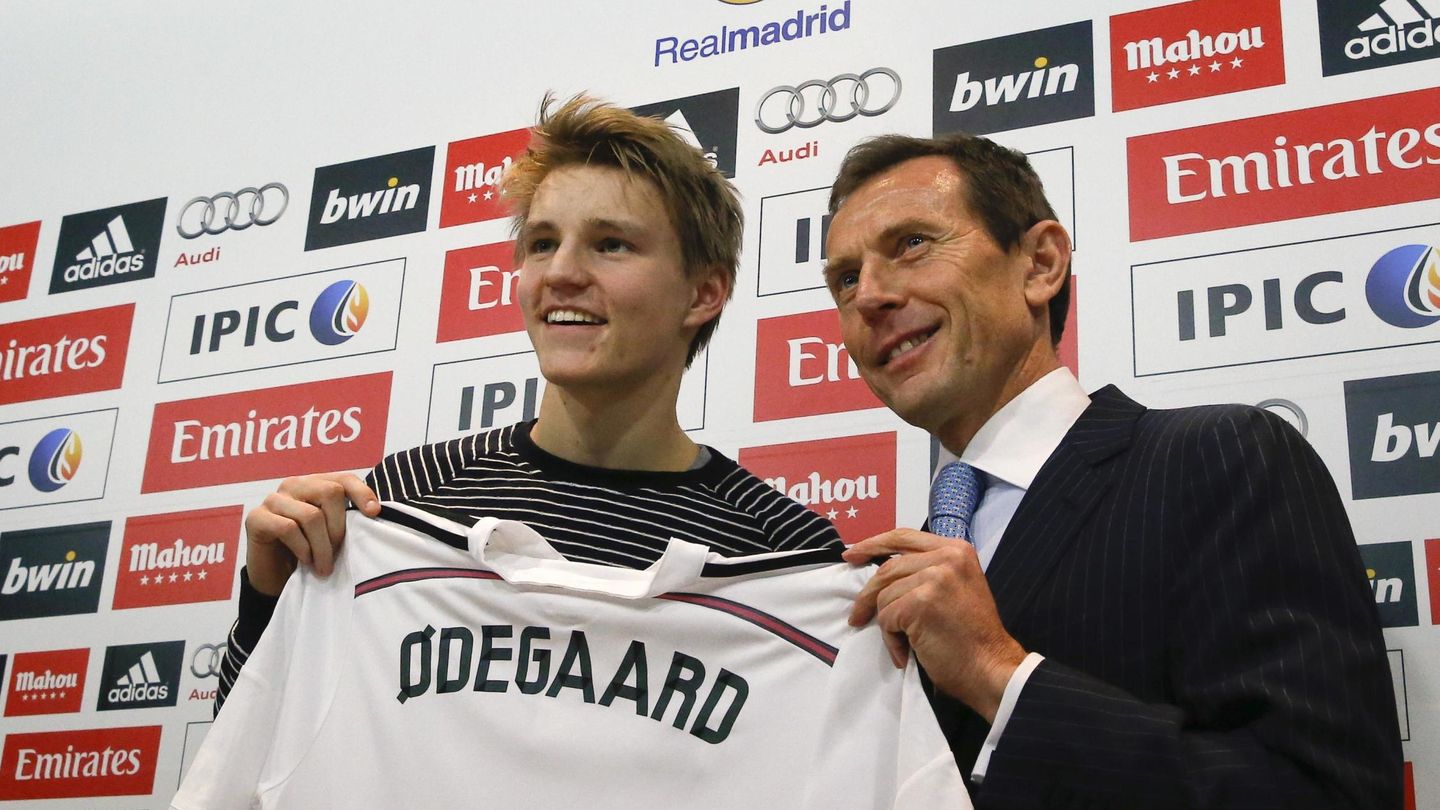 Martin Odegaard, junto a Emilio Butragueño, cuando fichó por el Real Madrid. (Reuters)