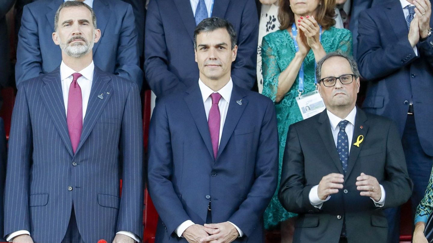 El Rey Felipe VI junto al presidente del Gobierno Pedro Sánchez y el presidente de la Generalitat Quim Torra. (EFE)