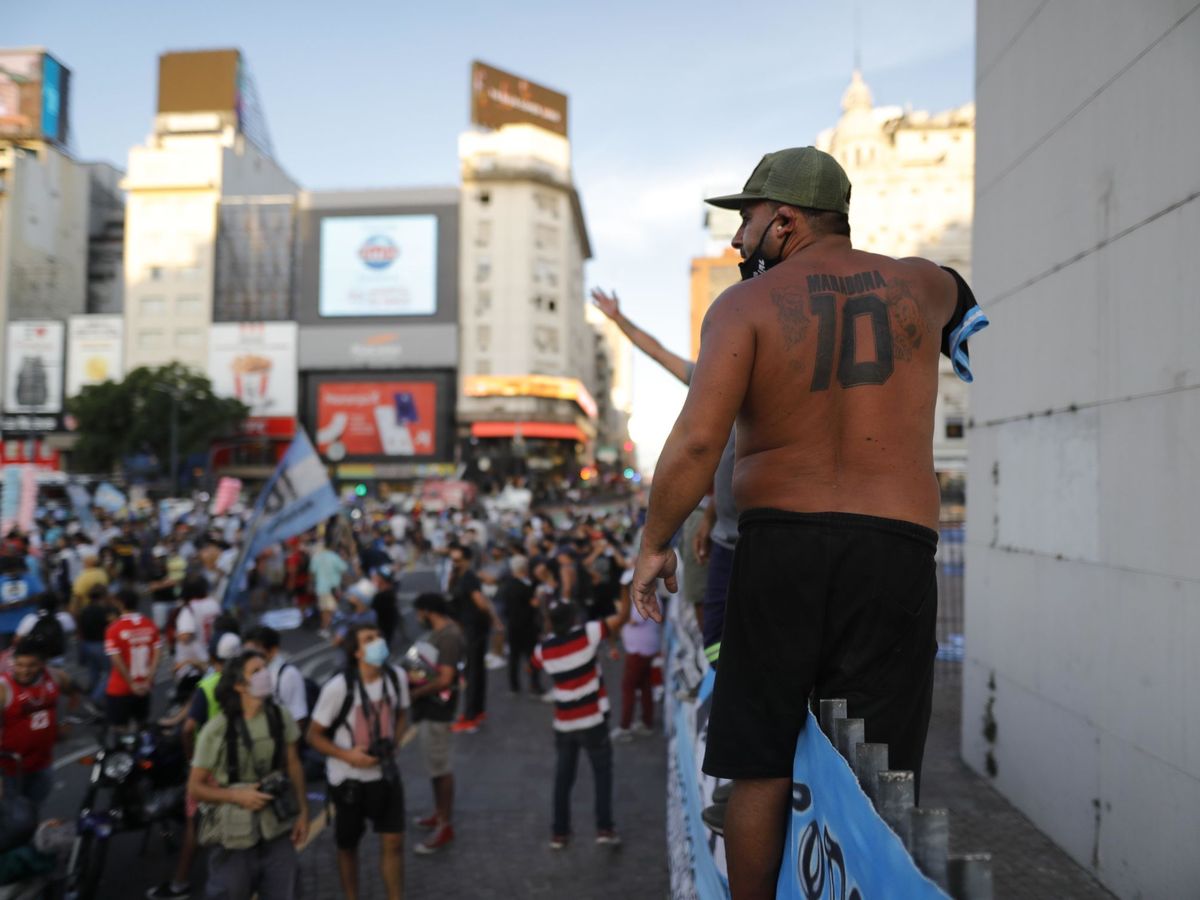 Foto: Seguidores de Diego Armando Maradona participan en una manifestación donde piden justicia por la muerte del astro argentino, en Buenos Aires. (EFE)