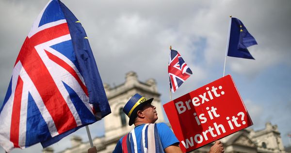 Foto: Un manifestante contra el Brexit ondea una bandera ante el Parlamento británico. (Reuters)