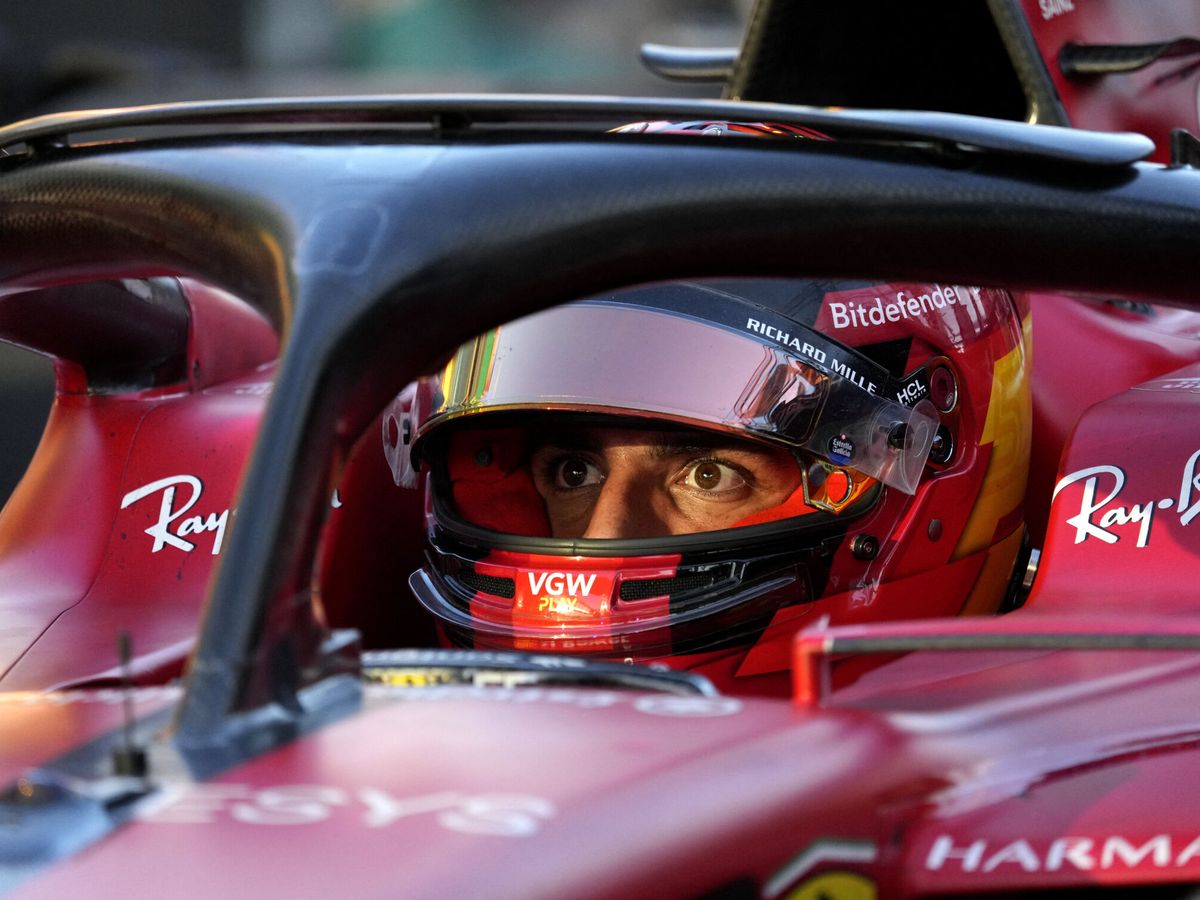 Foto: Carlos Sainz, furioso en el momento de que le comunicaron su sanción por la radio en el Gran Premio de Australia. (Reuters/Simon Bake)