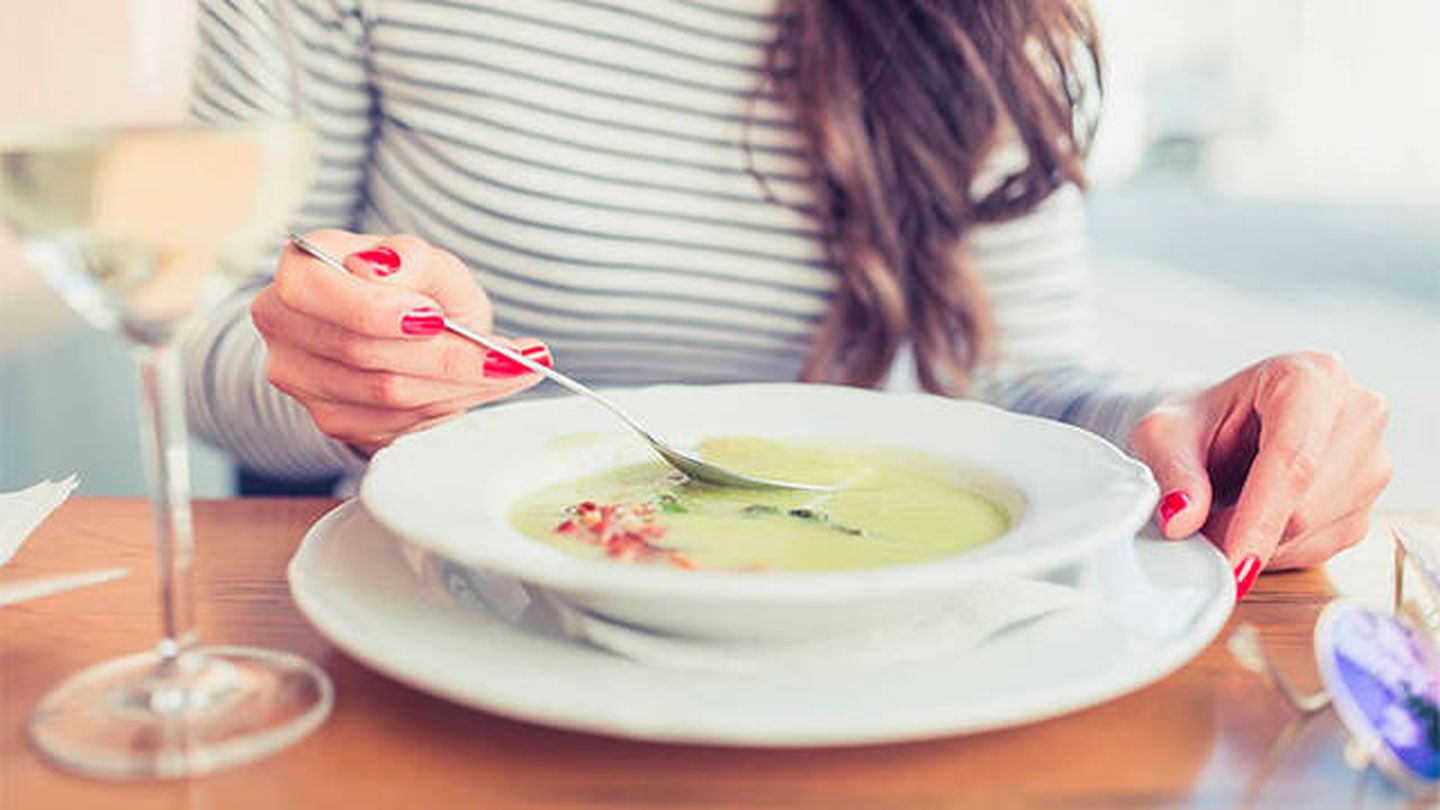 Tomar sopa antes de la comida hará que tomes menos cantidad en el plato principal (iStock)