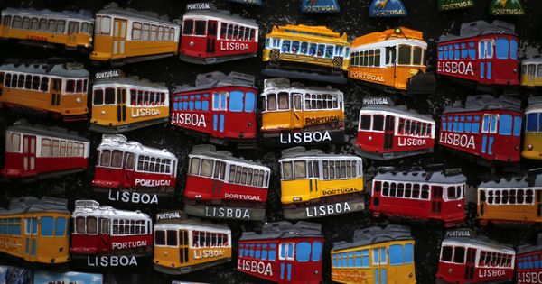 Foto: Imanes con la forma de los emblemáticos tranvías de Lisboa en una tienda turística. (Reuters)