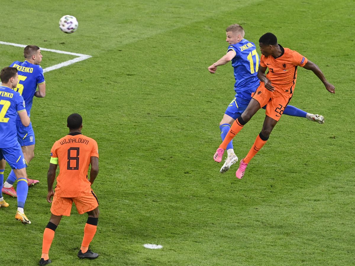 Foto: Dumfries conecta un gran cabezazo para colocar el 3-2 definitivo ante Ucrania. (Reuters)