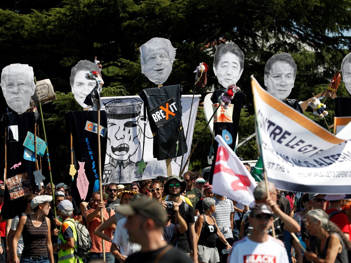 Protestas contra el G-7 en la manifestación. (EFE)