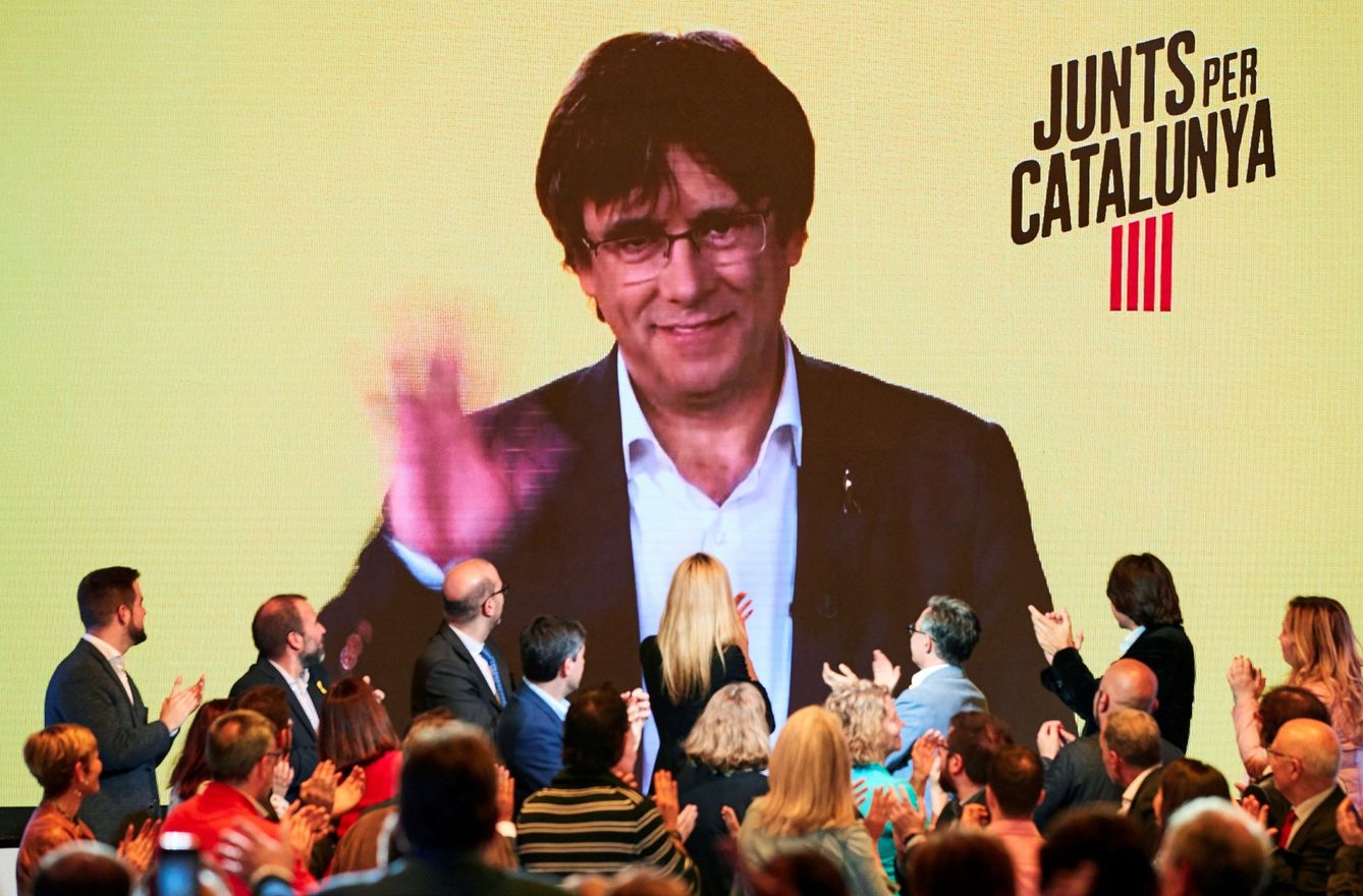 GRAF9674. BARCELONA, 11 04 2019.- El expresidente de la Generalitat, Carles Puigdemont, interviene por videoconferencia en el acto de inicio de campaña que JxCat ha celebrado esta noche en Barcelona. EFE Alejandro García.