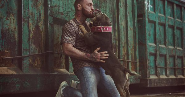 Foto: Javier García Roche con un perro en 'A cara de perro' (Mediaset España)