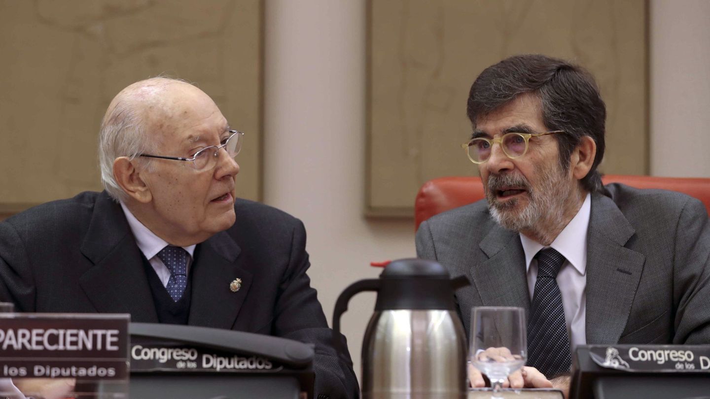 Romay (i), y José Enrique Serrano, presidente de la comisión territorial, el pasado 17 de enero. (EFE)