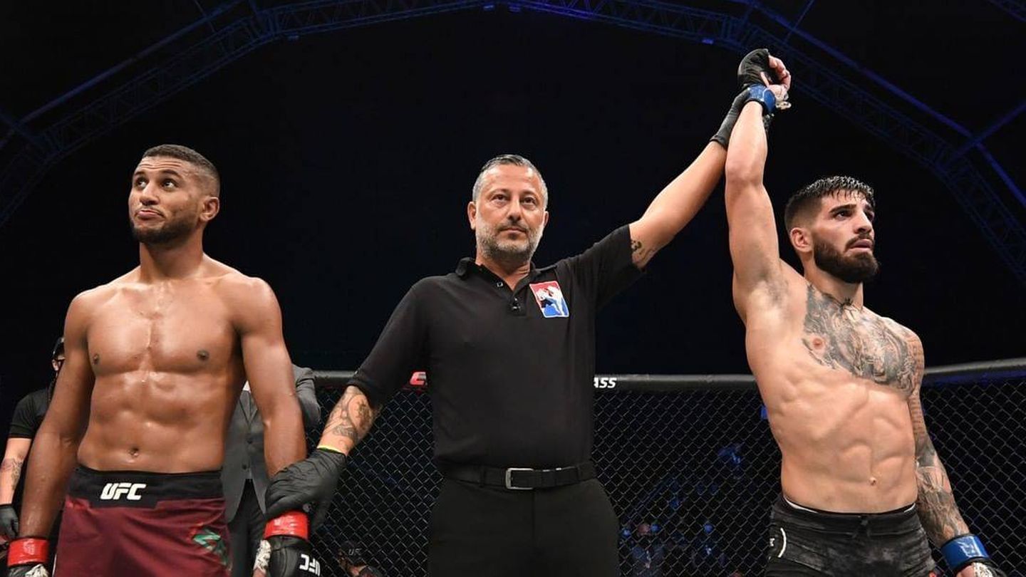 Ilia Topuria es declarado ganador del combate. (UFC Instagram)