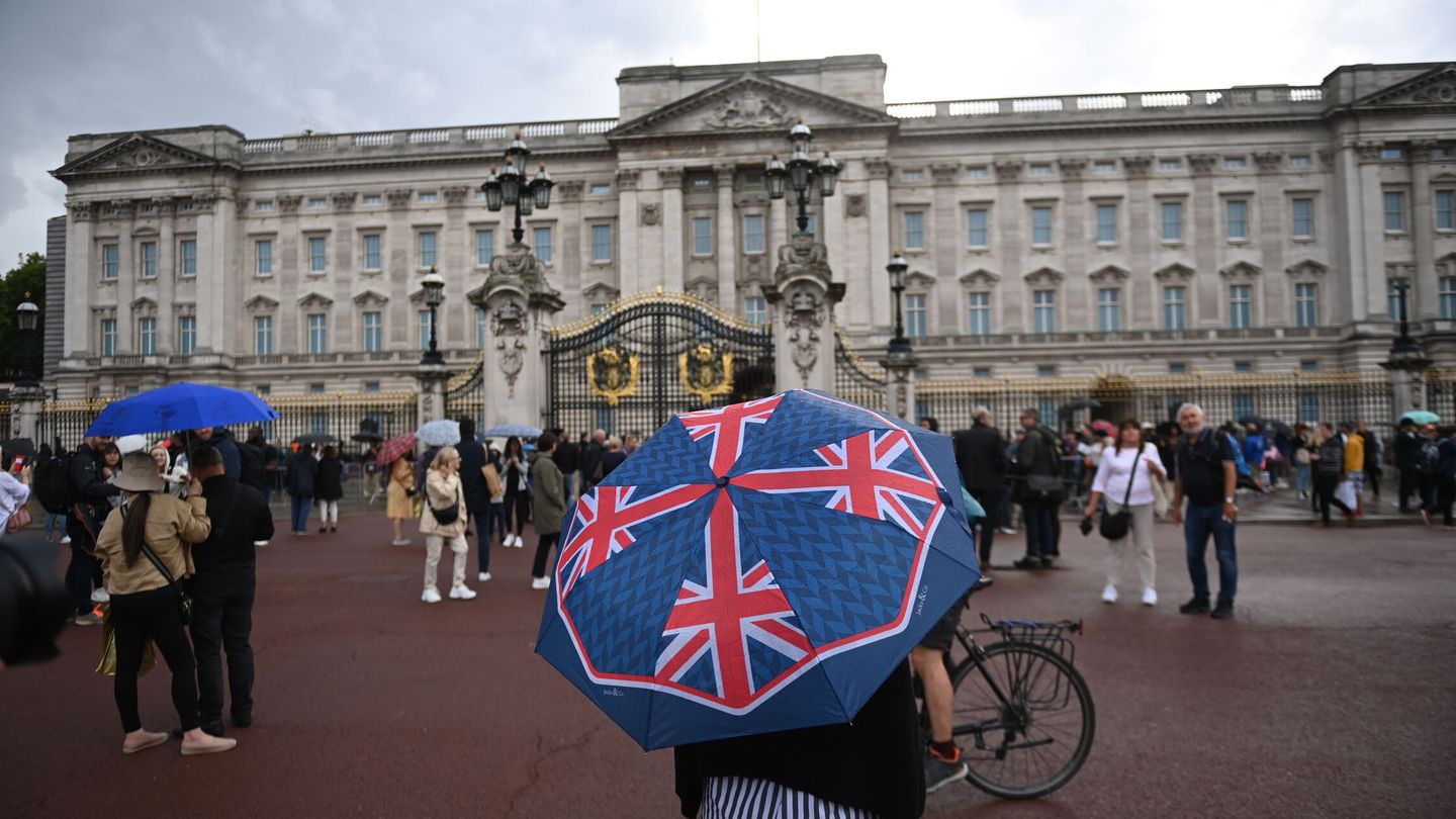 Decenas de personas bajo la lluvia frente al Palacio de Buckingham en Londres. (EFE/EPA/Neil Hall) 
