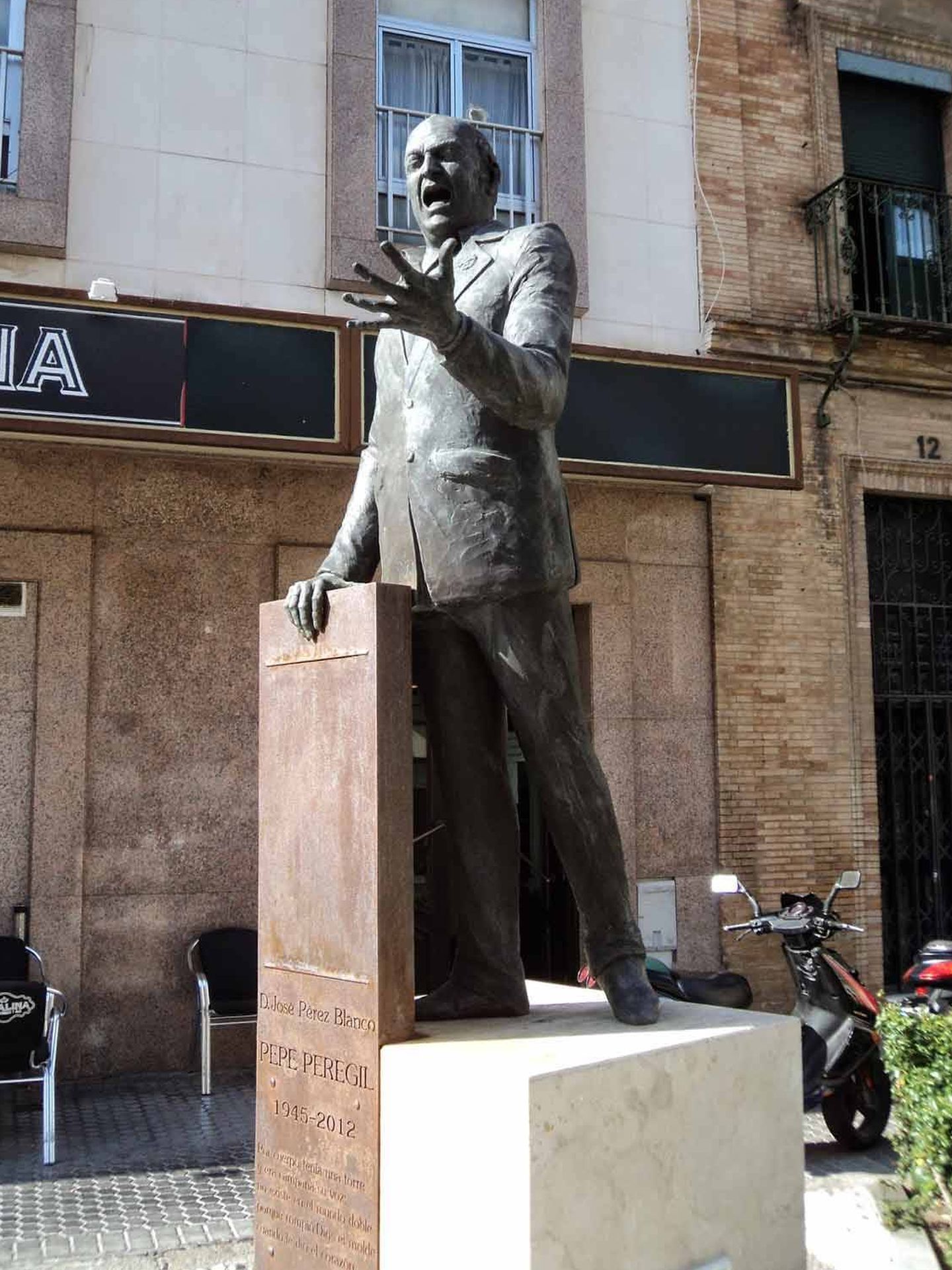 Monumento al cantaor Pepe Perejil, de José Antonio Navarro Arteaga. (navarroarteaga.com)