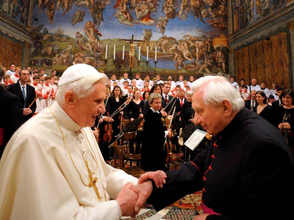 Foto: El papa Benedicto XVI saluda a su hermano mayor, monseñor Georg Ratzinger (dcha), durante un concierto en la Capilla Sistina (EFE)