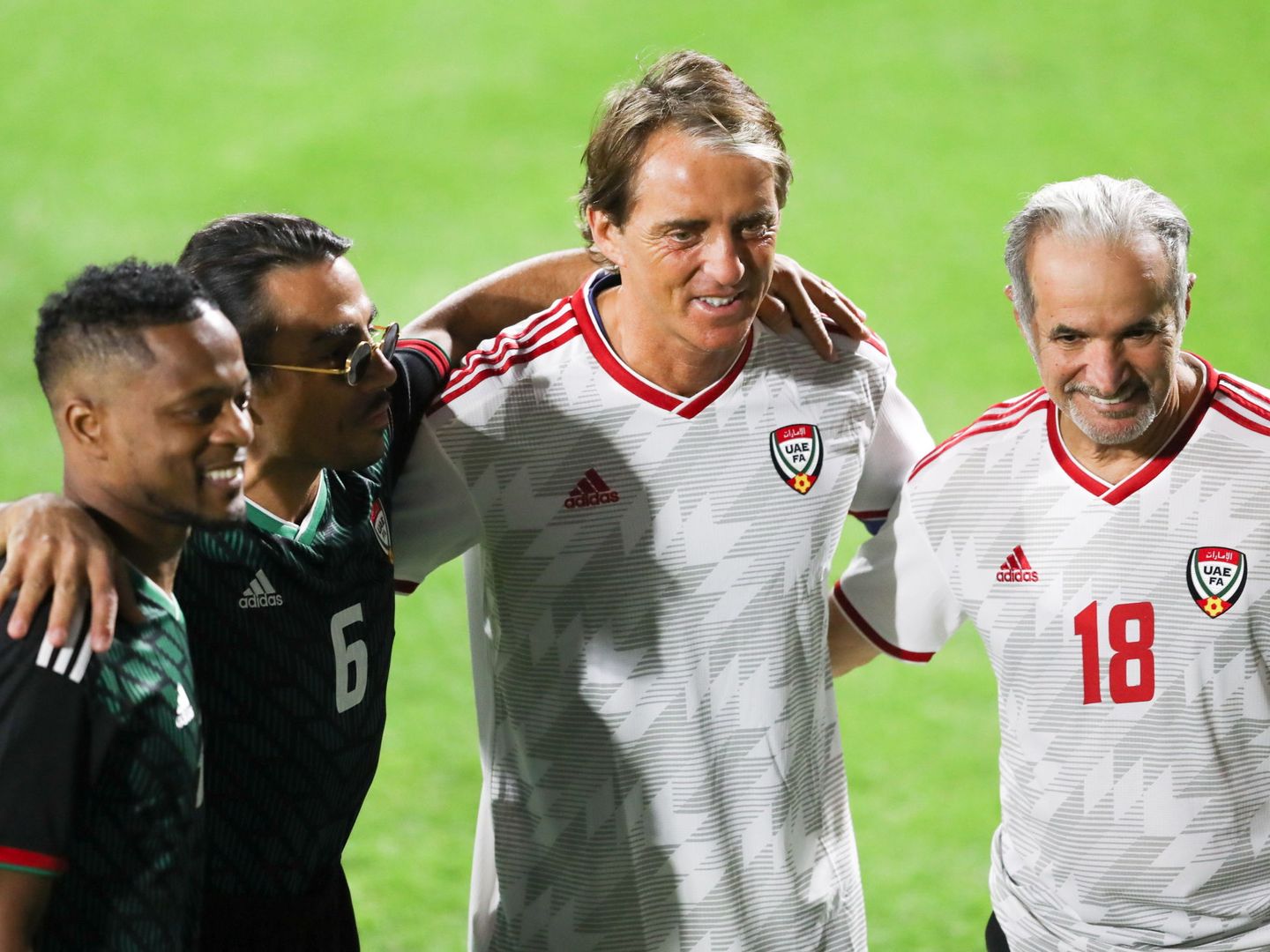 Salt Bae junto al seleccionador italiano Roberto Mancini y Saeed Hareb, secretario general de Deportes de Dubái. (EFE)