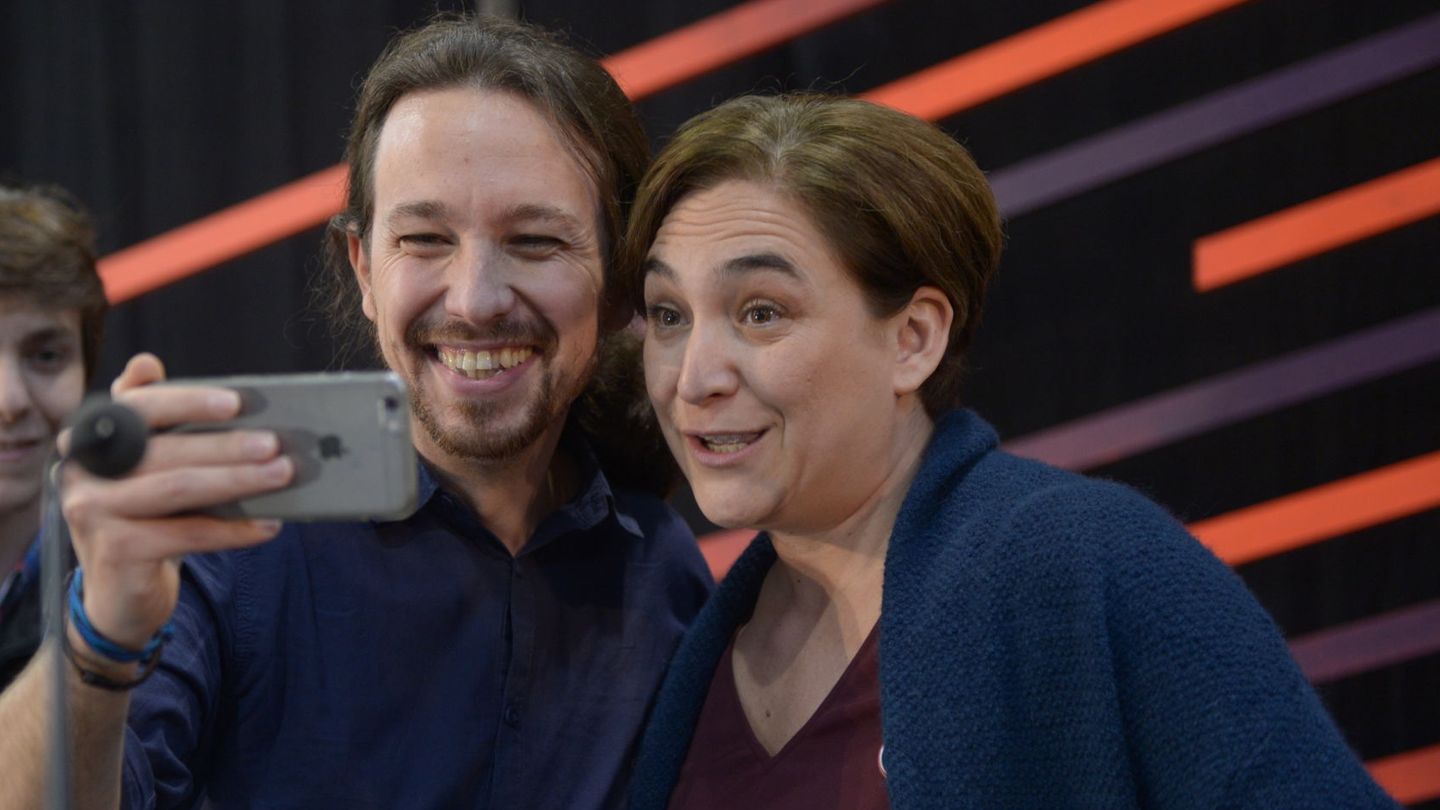 Ada Colau y Pablo Iglesias haciéndose un 'selfie', en una foto de archivo. (Gtres)