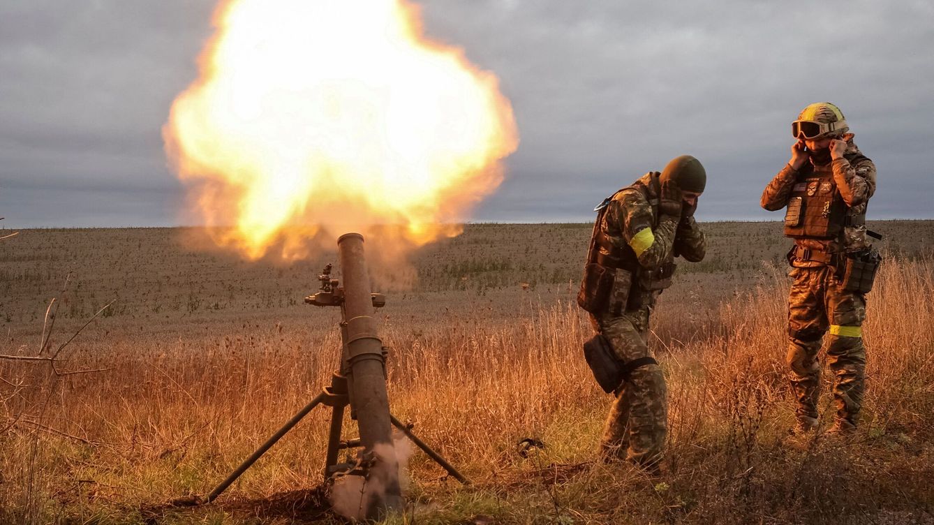 Foto: Militares ucranianos disparan un mortero en una línea del frente. (Reuters/Vyacheslav Madiyevskyy) 