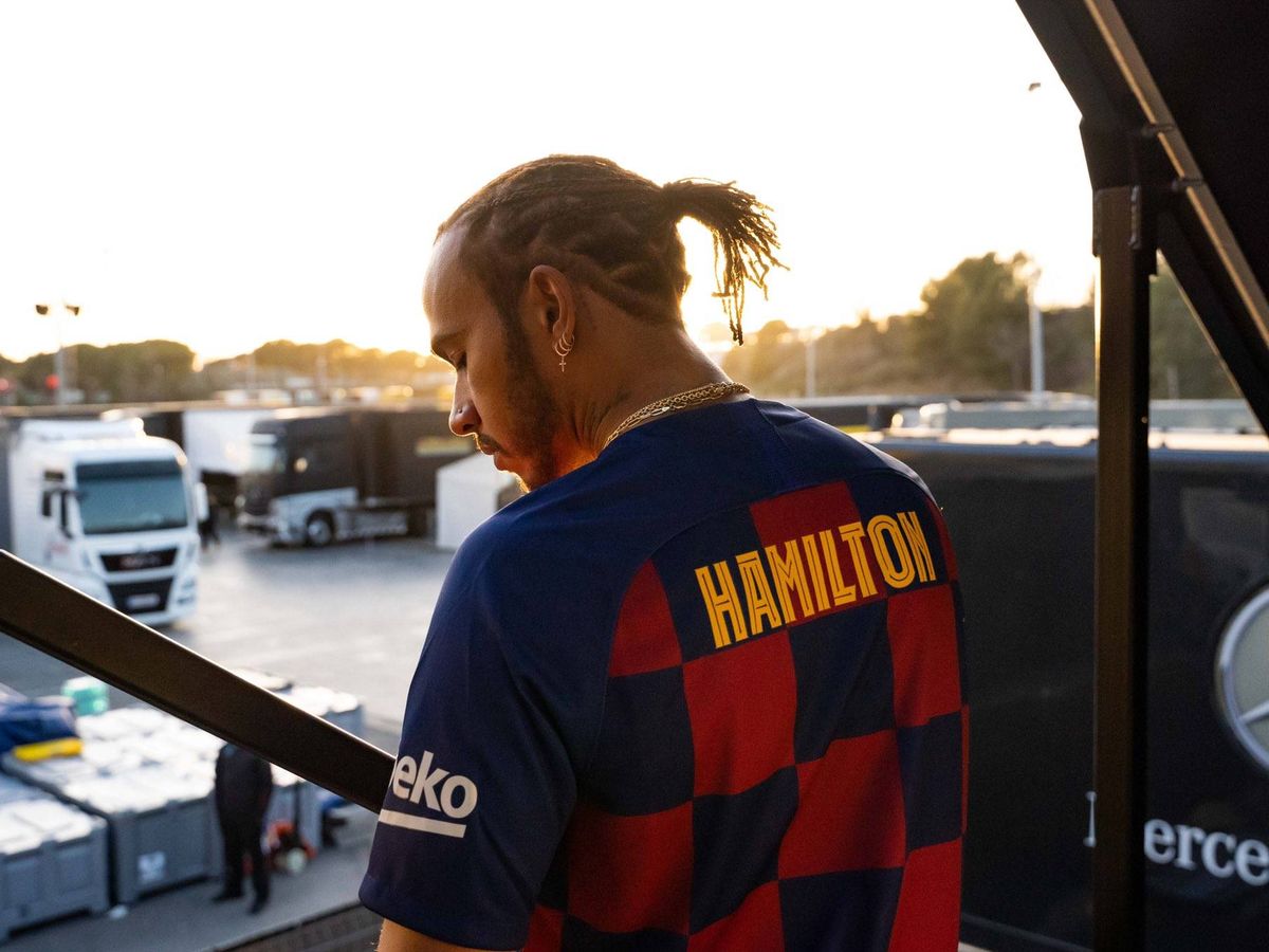 Foto: Lewis Hamilton, con la camiseta del FC Barcelona. (Foto: Lewis Hamilton)