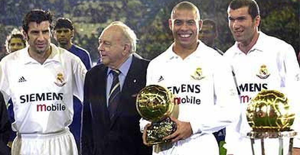 Ronaldo, en 2002 con su Balón de Oro junto a otros tres ganadores del premio.