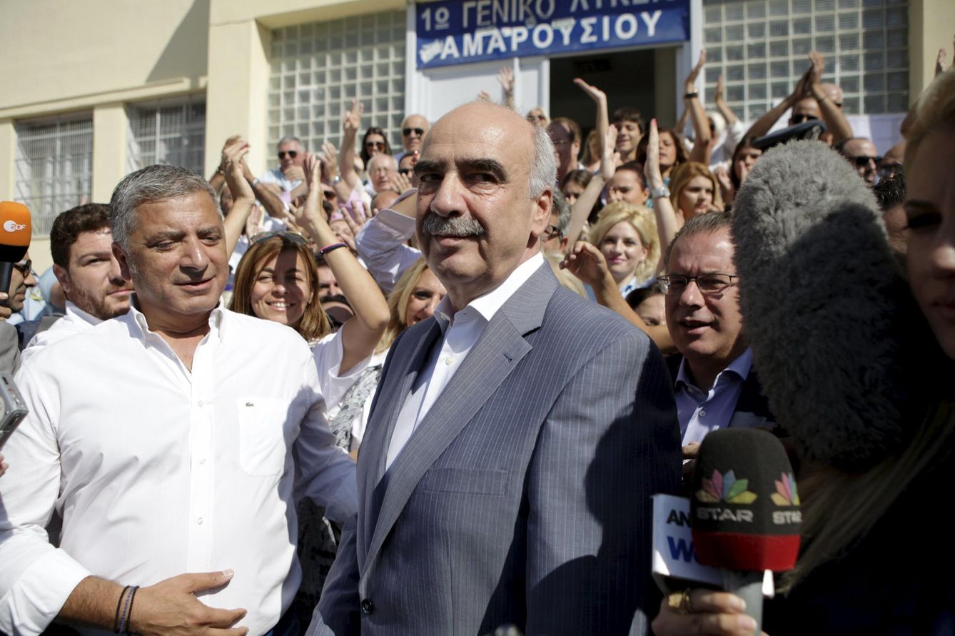 Meimarakis es aclamado por simpatizantes de Nueva Democracia tras votar en las últimas elecciones, en Atenas. (Reuters)
