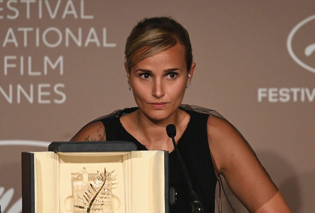 Ducournau junto a la Palma de Oro que ha ganado en Cannes con 'Titane'.