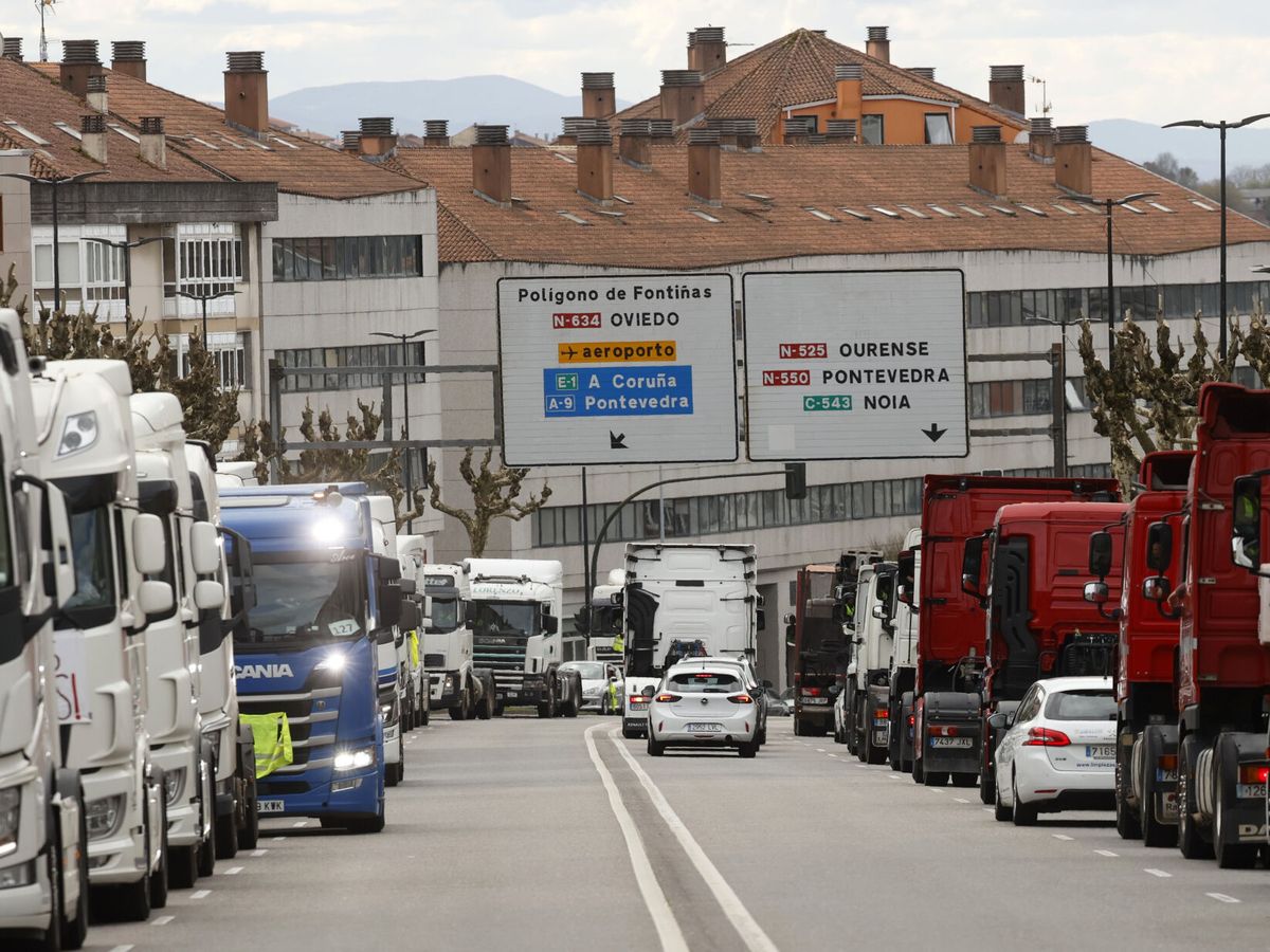 Foto: Un grupo de transportistas gallegos, en el marco de la huelga de transportes por el alza del precio del combustible. (EFE/Lavandeira Jr.)