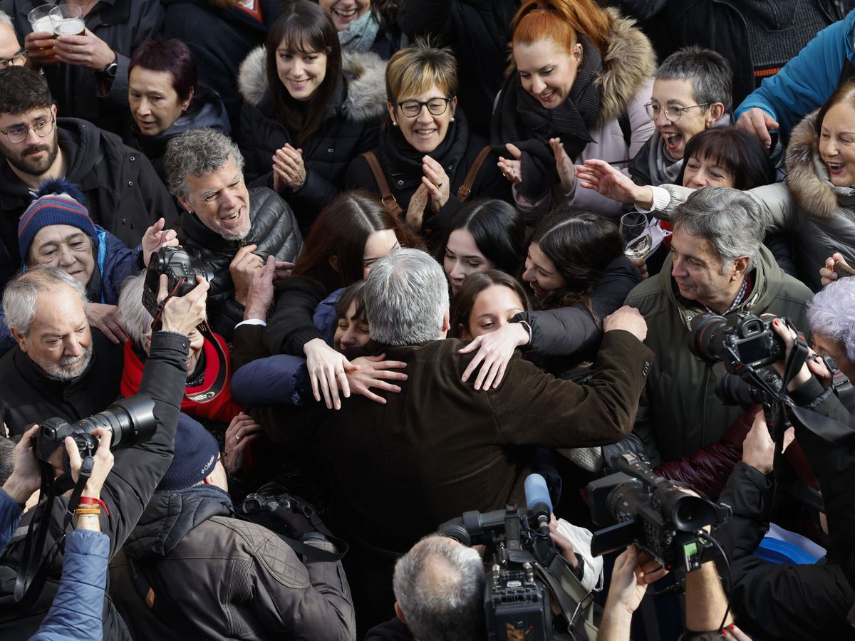 Foto: Joseba Asiron, de Bildu, al ganar la moción de censura en Pamplona. (EFE/V. L.)