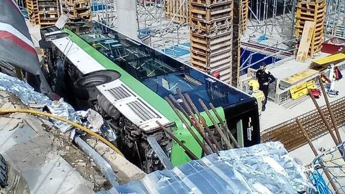 Al menos 14 heridos tras caer un autobús en el agujero de unas obras en Cornellà (Barcelona)