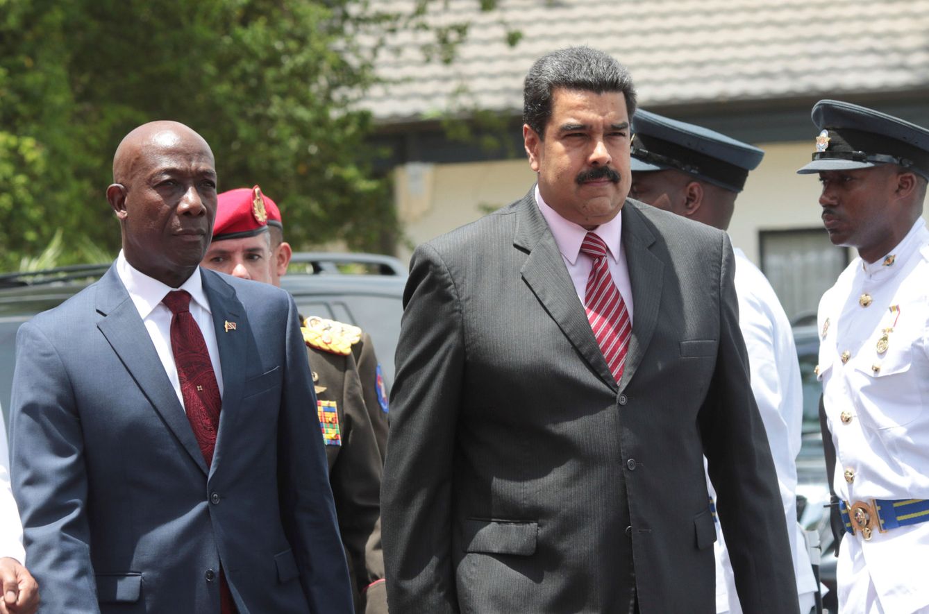 Nicolás Maduro y el primer ministro de Trinidad y Tobago Keith Rowley durante una visita del venezolano a Puerto España, en mayo de 2016 (Reuters)