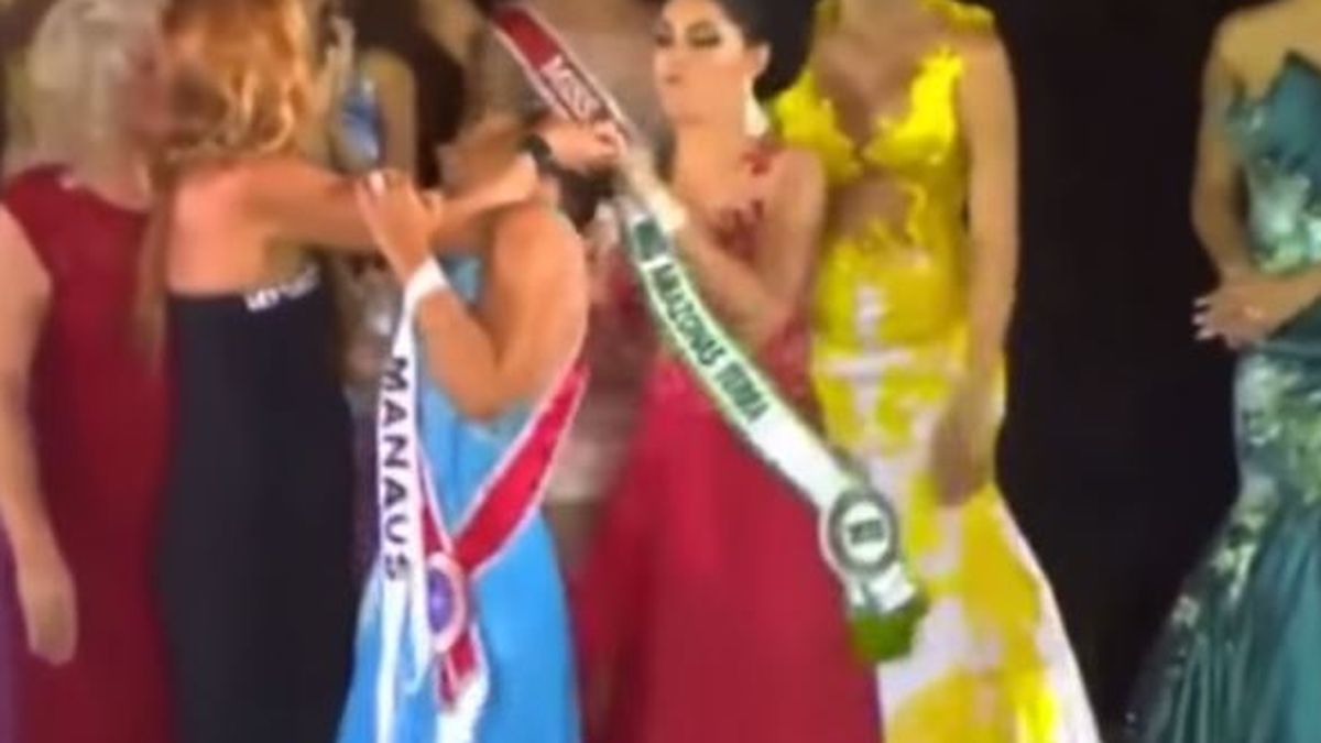 Una concursante enfurecida arranca la corona a Miss Amazonas