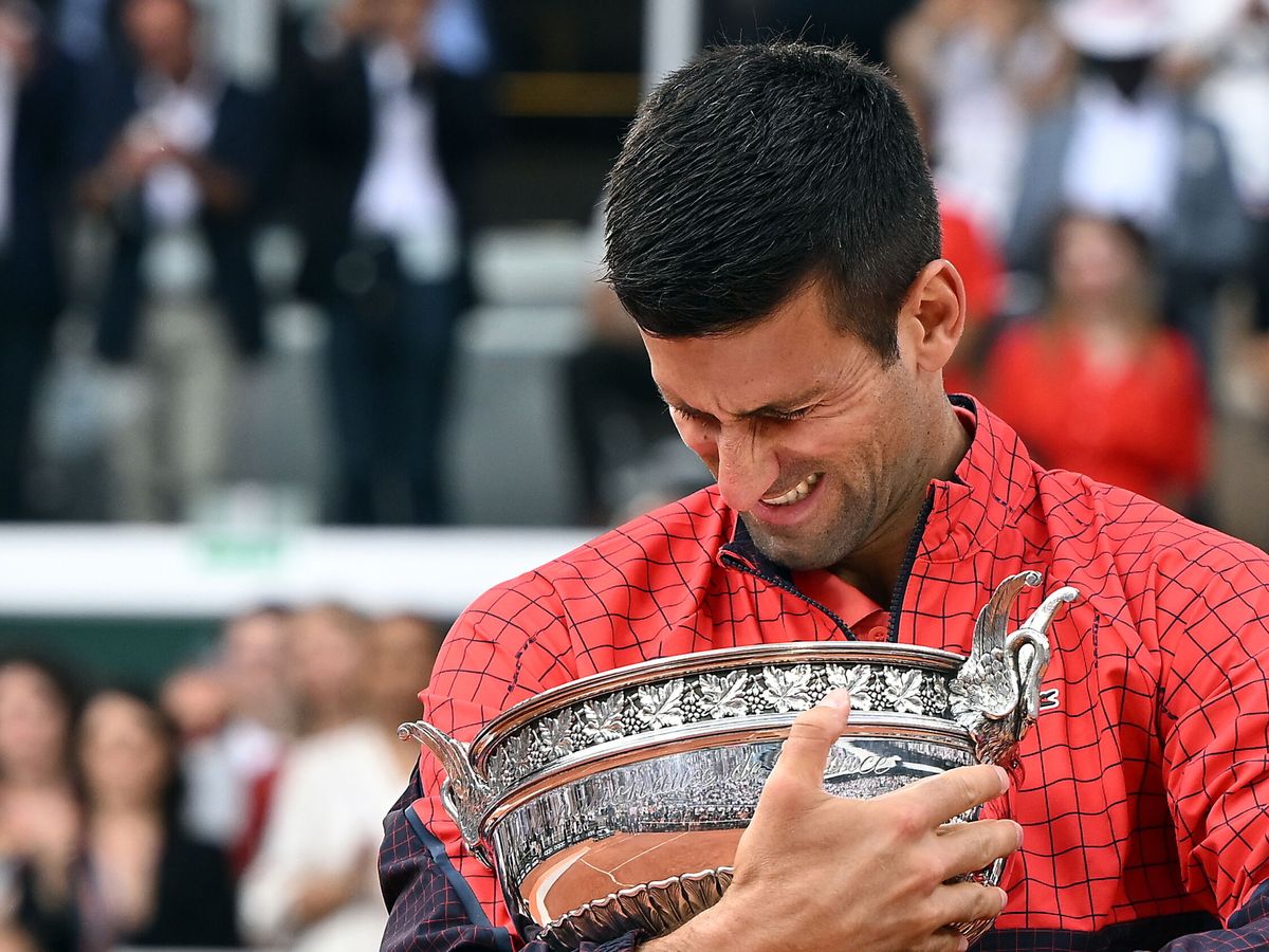 Foto: Novak Djokovic, con el trofeo de campeón de Roland Garros. (EFE/EPA/CAROLINE BLUMBERG).