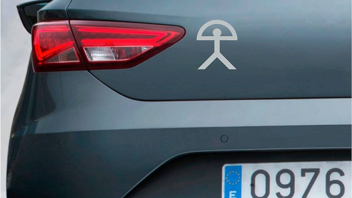 El símbolo que muchos coches llevan en la parte trasera: este es su significado