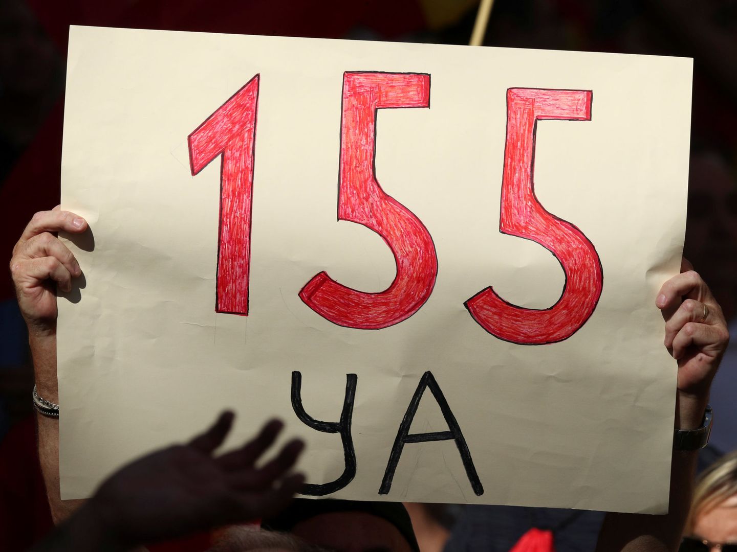 Cartel del 155 en una manifestación por la unidad (Reuters)