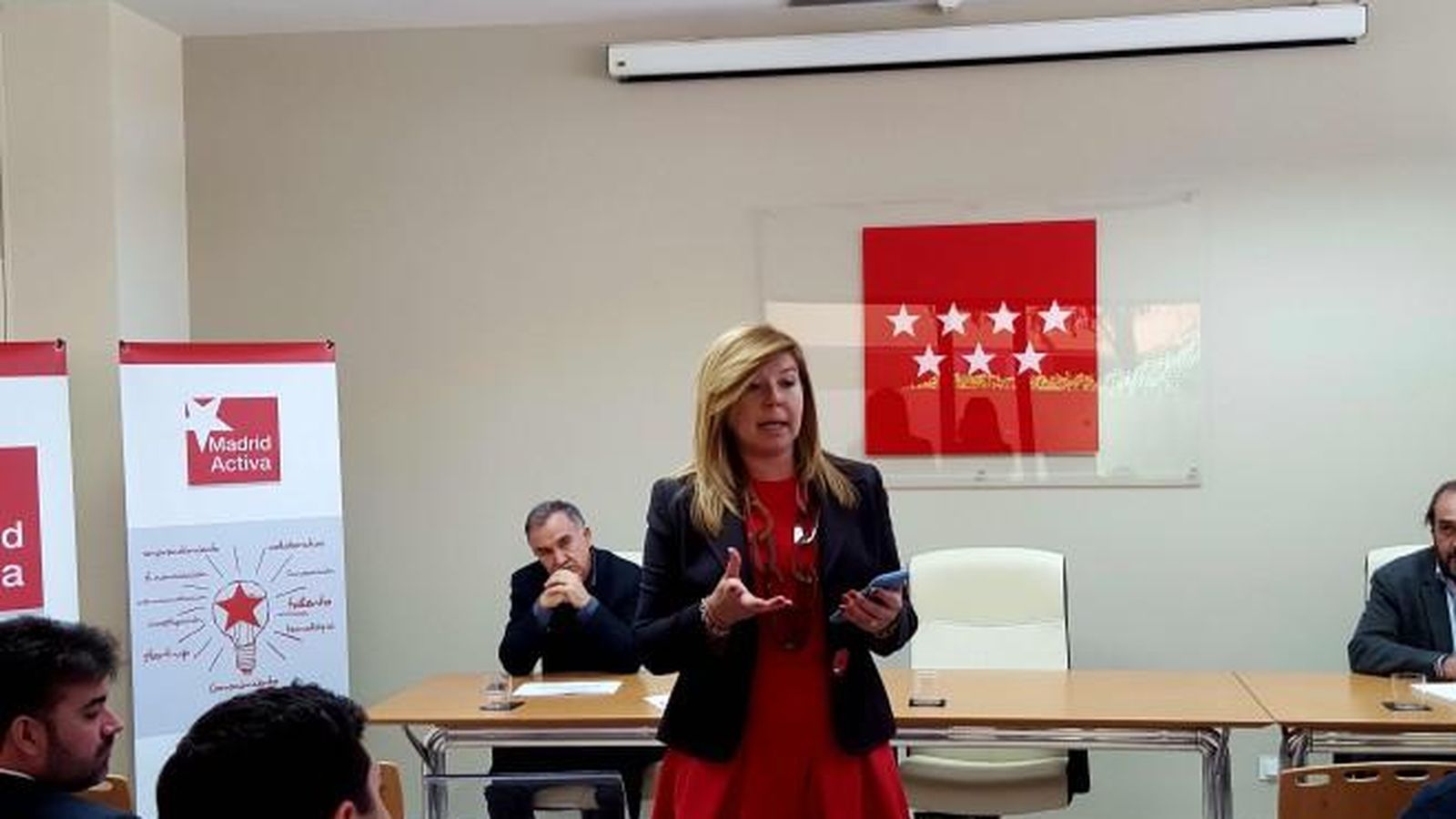 Foto: Maria Luisa Fernández en una reunión con alcaldes del Plan Activa.