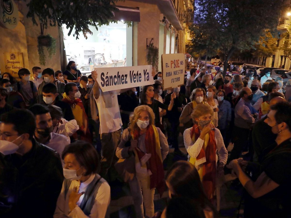 Foto: Decenas de madrileños participan este viernes, frente a la sede del PSOE. (EFE) 