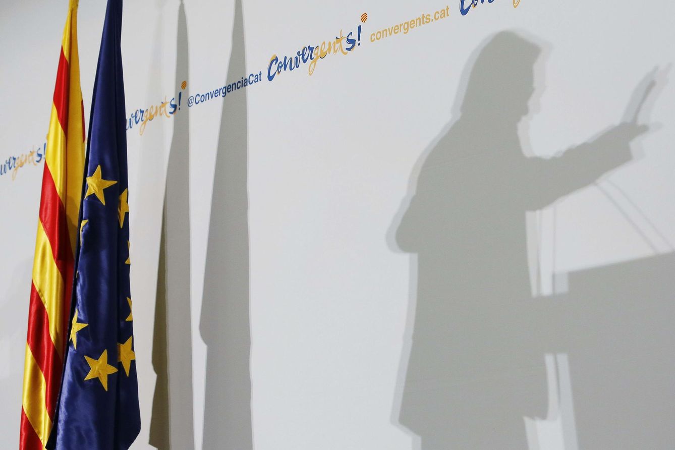 La sombra Artur Mas, sobre el fondo del escenario durante un acto público. (EFE)