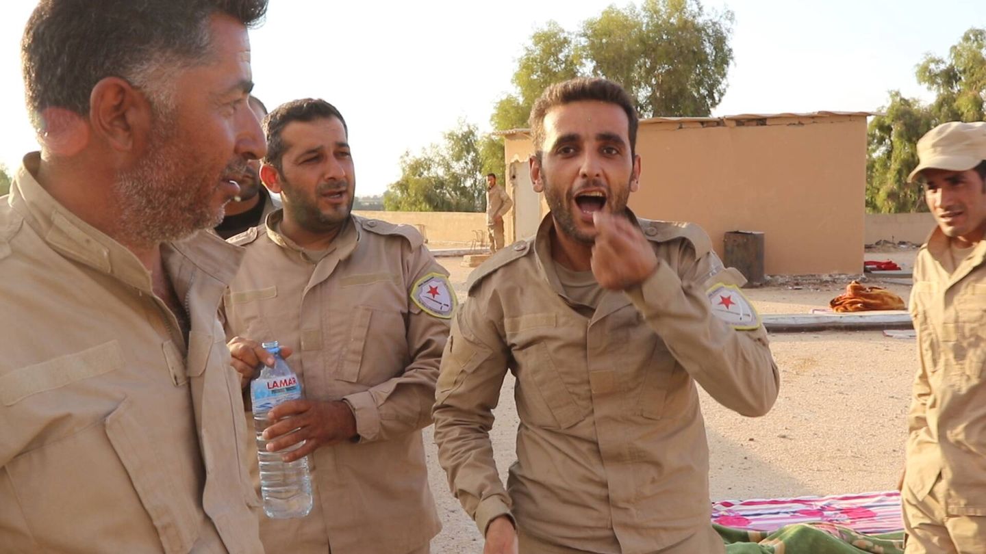 Un soldado kurdo se burla de los yihadistas simulando que toma Captagón. (Ferran Barber)