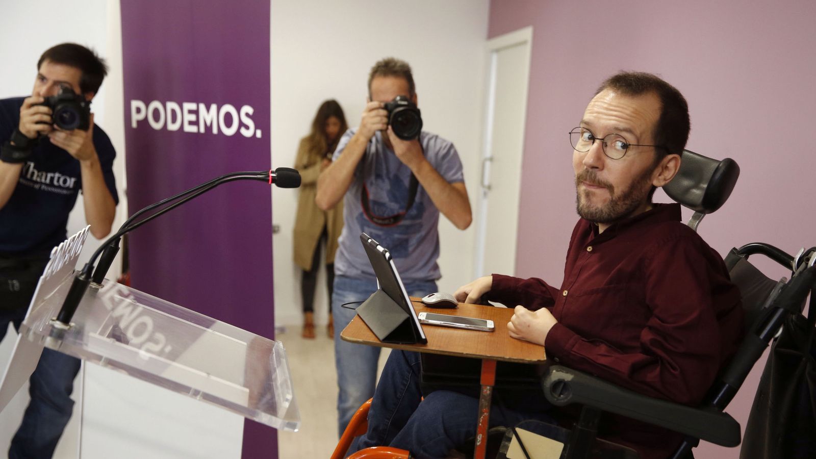 Foto: El secretario de Organización de Podemos, Pablo Echenique (d), durante la rueda de prensa que ha ofrecido tras la reunión de la dirección del partido. (EFE)