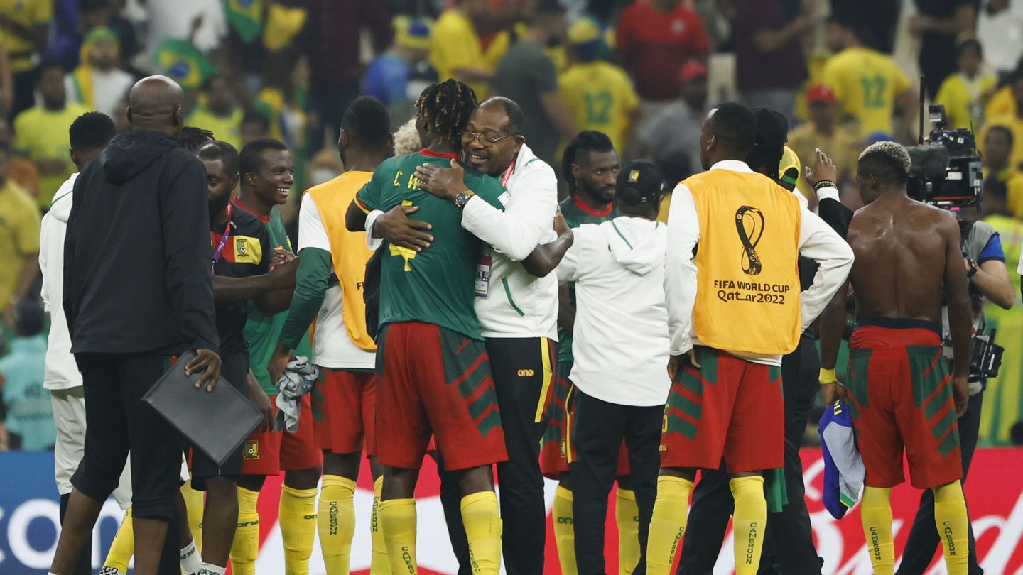 Camerún celebra su victoria ante Brasil. (EFE/José Méndez)