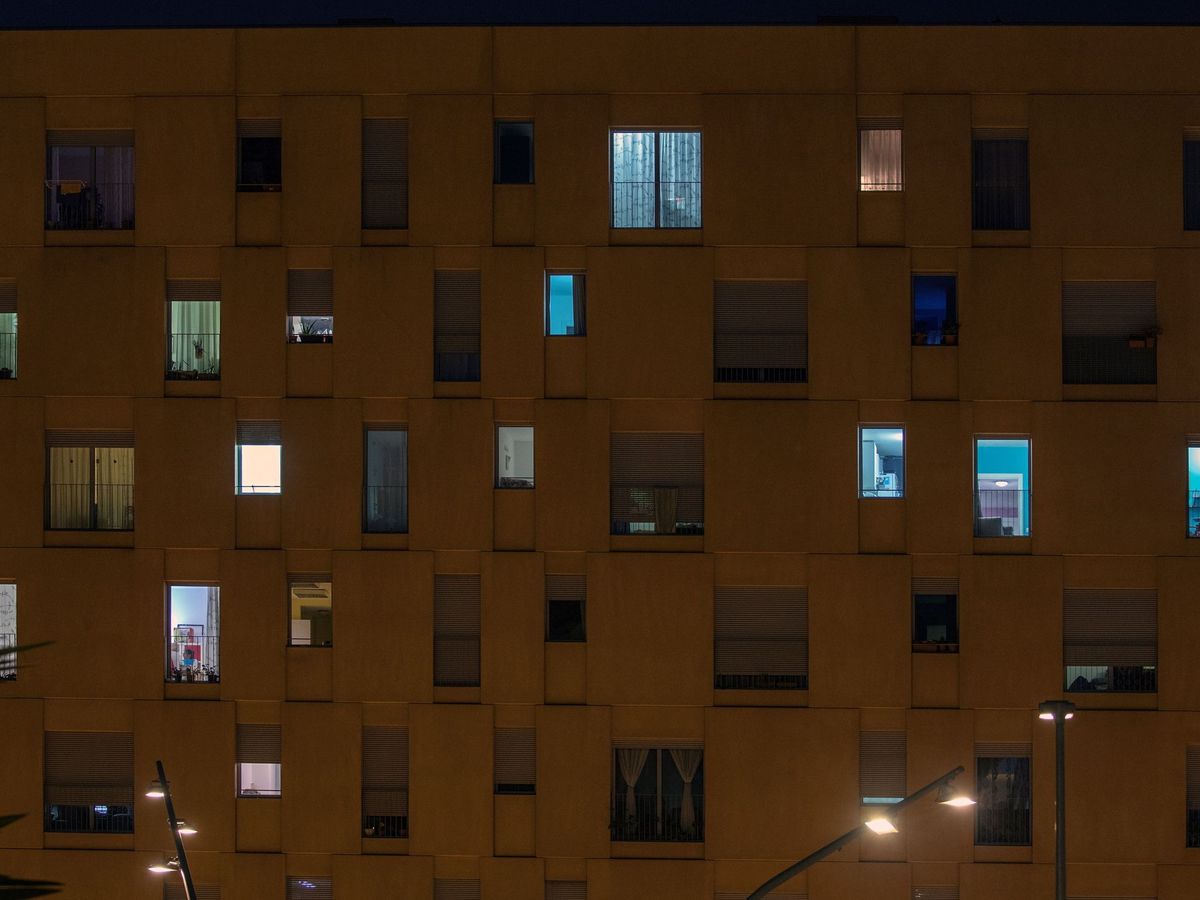 Foto: Un bloque de viviendas en Barcelona. (EFE/Alberto Estévez)