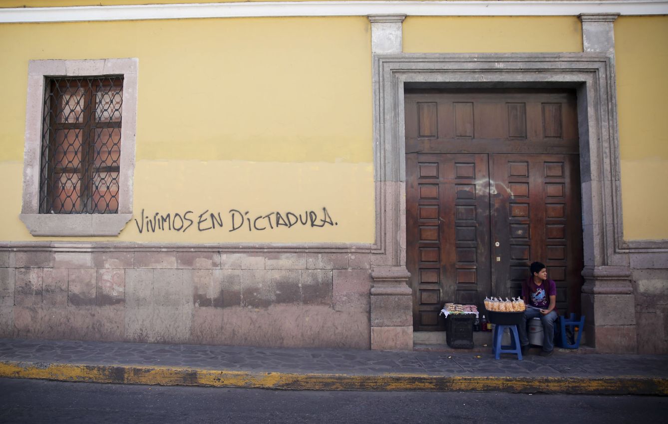 Otro de los grafitis de las fachadas de Tegucigalpa denuncia que Honduras vive en una dictadura. (EFE)