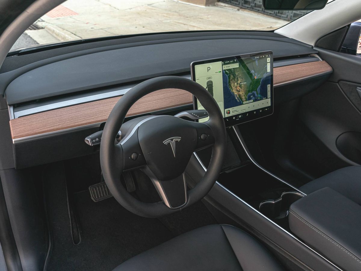 Foto: Puesto de conducción de un Tesla Model Y. (Tesla)