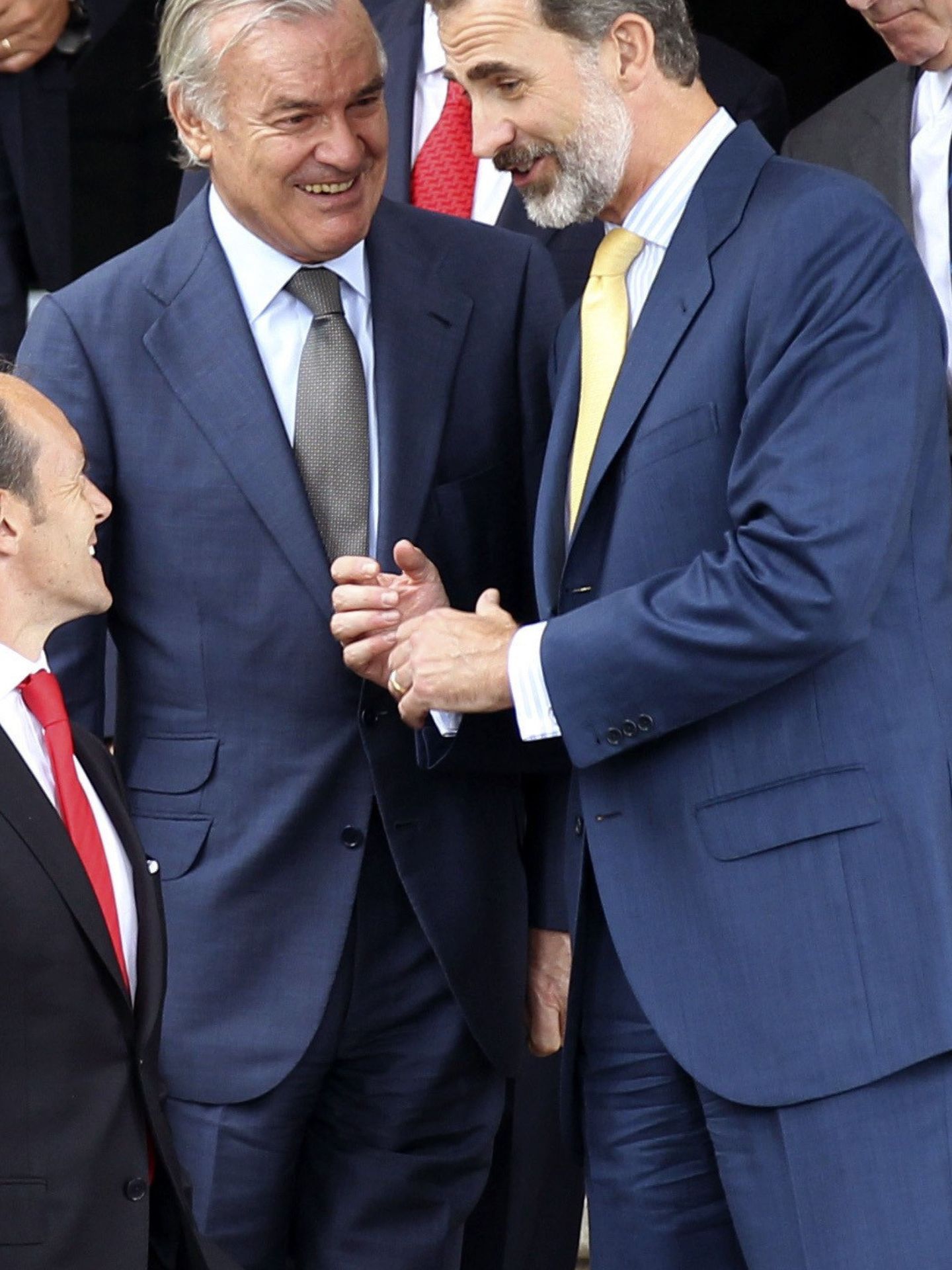 El rey Felipe conversa con el presidente del Popular, Rodrigo Echenique. (EFE)