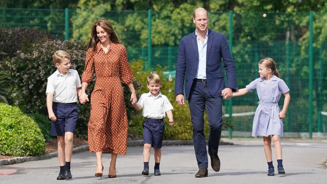 Los príncipes de Gales con sus tres hijos en una imagen de archivo. (Getty Images)