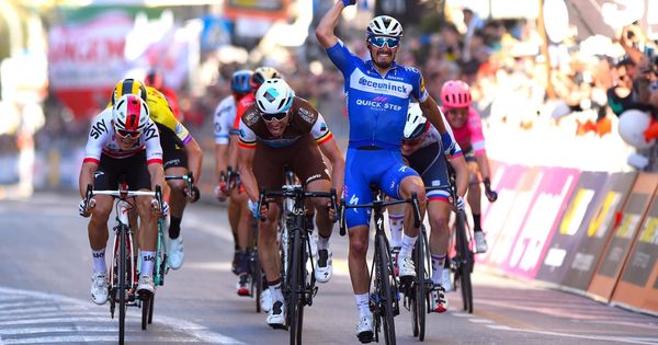 Foto: Alaphilippe celebra su victoria en la misma línea de meta de la Milan-San Remo. (EFE)