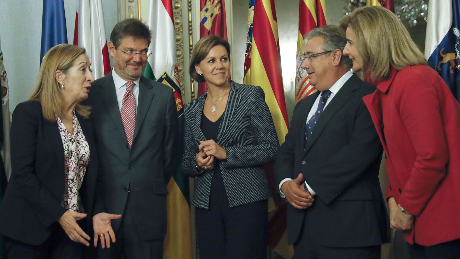 Foto: Zoido fue nombrado la semana pasada nuevo ministro del Interior. En la foto, durante el traspaso de funciones a la ministra de la Presidencia, Soraya Sáenz de Santamaría, de la Coordinación de Competencias. (EFE)