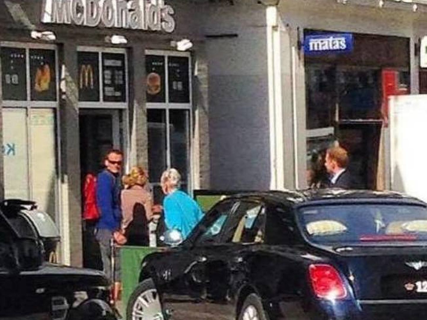Margarita accediendo al McDonalds de Aarhus. (Twitter)